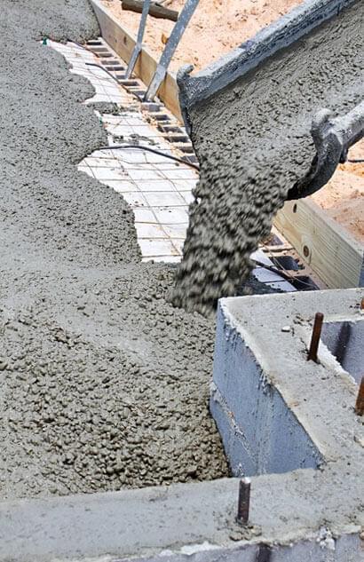 Proceso de vertido de cemento en obra en construcción