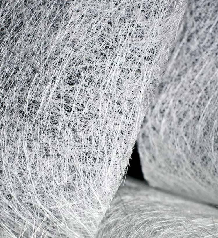 Filamentos de fibra de vidrio que componen un tejido.